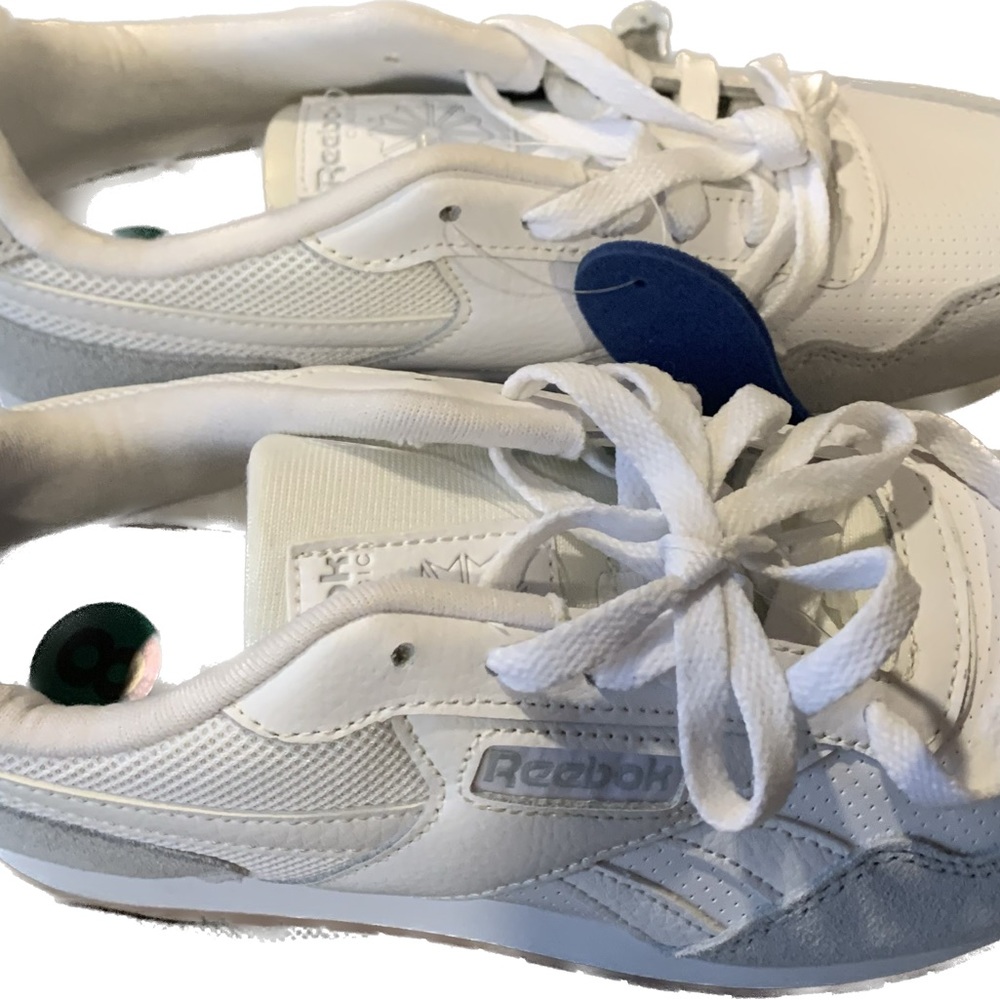 BRAND NEW ALL WHITE REEBOK WOMENS GYM SHOE. NW & TAG STILL ON THEM. SIZE 8